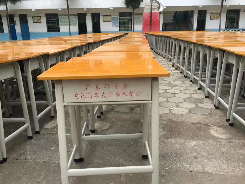 欧景乐捐赠课桌椅