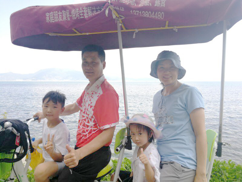 建易集团董事长区浩景先生一家留影